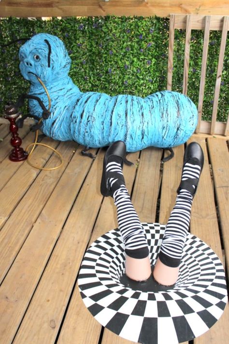 Mannequin legs taped to a checkered spiral decal. Alice In Wonderland Halloween, Alice Halloween, Halloween Alice In Wonderland, Alice In Wonderland Props, Alice In Wonderland Garden, Alice In Wonderland Room, Alice In Wonderland Diy, Alice In Wonderland Decorations, Alice In Wonderland Tea Party Birthday