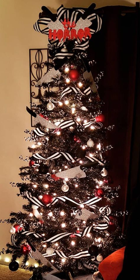 DIY horror themed black Christmas tree for the horror fanatic Horror Themed Christmas Tree, Horror Movie Christmas Tree, Scary Christmas Decorations, Horror Christmas Decorations, Elvira Christmas, Horror Themed Christmas, Horror Christmas Tree, Alt Christmas, Goth Xmas