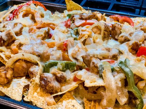 Chicken Fajitas Nachos With Queso, Chicken And Shrimp Nachos, Chicken Fajita Nachos Recipes, Fajita Nachos Recipe, Nachos Restaurant, Chicken Fajita Nachos, Fajita Nachos, Chicken Nachos Recipe, Homemade Nachos