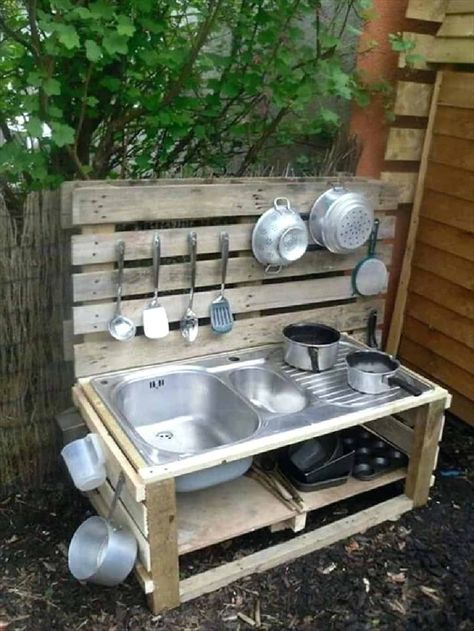 30 Kids Outdoor Mud Kitchen Ideas 49 - Kids Playhouses & Playgrounds - 1001 Gardens Mud Kitchen For Kids, Beautiful Outdoor Furniture, Cocina Diy, Diy Storage Rack, Backyard Kids Play Area, Diy Mud Kitchen, Kids Mud, Play Kitchens, Kids Outdoor Furniture