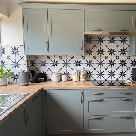 Star Tiles Kitchen Splashback, Tiled Kitchen Wall, Patterned Tile Kitchen, Cement Tiles Kitchen, Traditional Kitchen Tiles, Kitchen Tiles Wall, Blue Gray Kitchen Cabinets, Grey Kitchen Tiles, Patterned Kitchen Tiles