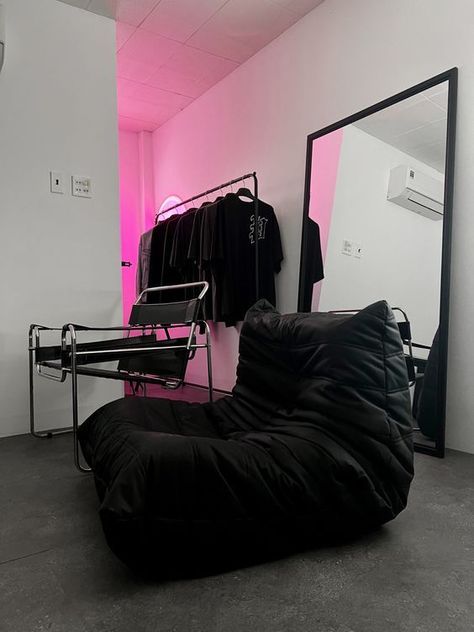 Black Themed Bedroom, Girlie Apartment, Room Ideas Pastel, Baddie Room Ideas, Cozy Maximalism, 2000 Era, Ruangan Studio, Women Cave, Baddie Room