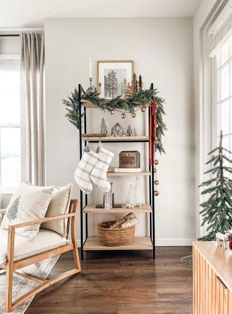 Ladder Shelf Decor Living Room, Ladder Bookshelf Decor, Ladder Christmas Decor, Mantle Christmas Decor Ideas, Table Centerpieces Christmas, Mantle Christmas Decor, Christmas Shelf Decor, Fireplace Decor Christmas, Mantle Decor Christmas