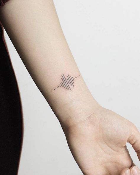 Voice Message Tattoo, Music Tatoos Woman Small, Minimalist Tattoo Music, Music Tattoo Minimalist, Minimalist Music Tattoo, Audio Tattoo, Spotify Tattoo, Soundwave Tattoo, Sound Wave Tattoo