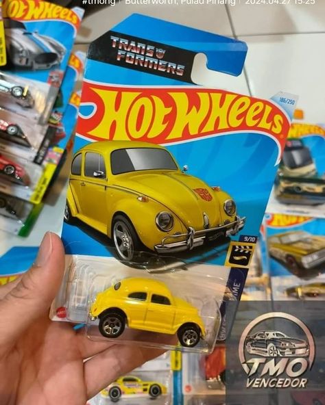 Via Tmo Hobbies Store Facebook (China based), we have our first in-package look a the new Hot Wheels x Transformers G1 Bumblebee Car. While we had some images of the toy itself some days ago, now we finally have a closer look at a carded item. This figure will be part of the 2024 Hot Wheels mainline K case.... G1 Bumblebee, Bumblebee Car, Hot Wheels Garage, Hot Wheels Toys, Transformers G1, Skyline Gtr, Movie Lines, 80s Retro, Red Truck