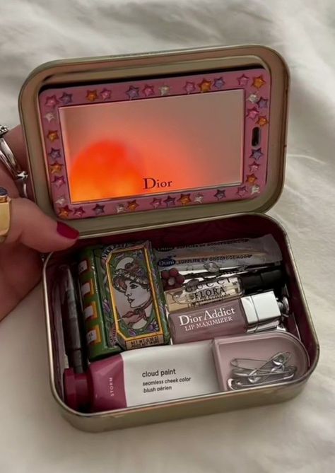 Mint Tin Crafts, Altoids Tins, Mint Tins, Beauty Kit, Dior Addict, Just Girly Things, Cute Crafts, Crafts To Do, العناية بالبشرة