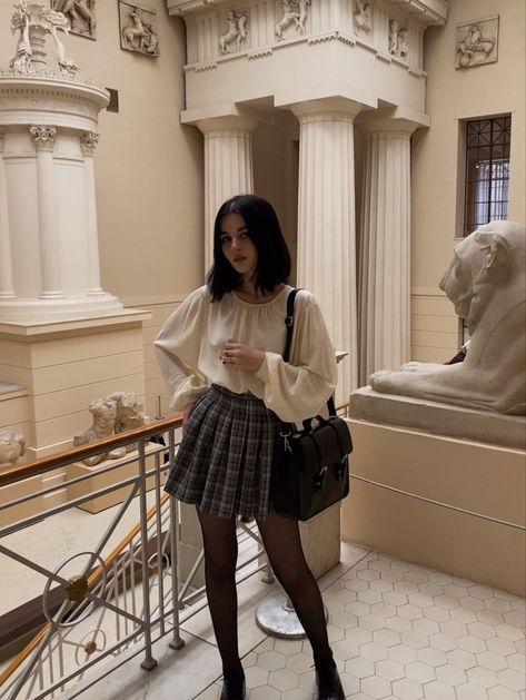 Museum Curator Outfit, Museum Visit Outfit, Art Museum Date Outfit, Rich Outfits, Museum Curator, Museum Outfit, Museum Visit, Dark Aesthetics, Night At The Museum