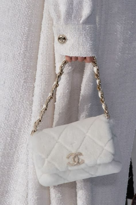 Fernanda Fernandes|Blog das dicas ⚡#bolsas #fashion #style #blogger #blog #tendência #photographyday #photo #chanel #estilosa #on #estilo #love #acessorios Chanel Aesthetic, Tas Bahu, Trendy Purses, Luxury Bags Collection, Aesthetic Bags, Mode Chanel, Chanel Cruise, Cindy Kimberly, Girly Bags