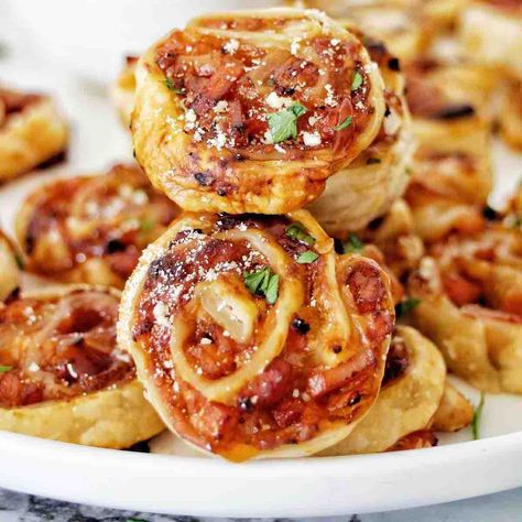 Dance Snacks, Bacon Pinwheels, Puff Pastry Bacon, Pinwheel Sandwich Recipes, Pinwheels Appetizers, Pastry Snacks, Bacon Puffs, Puff Pastry Snacks, Pastry Pinwheels