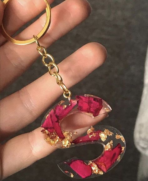 Customised keychain with Rose petals and Gold foil 💫🌹
Gives a chic looks to your daily life...
#resin #customizedkeychain #resinartmumbai Rose Petal Resin Keychain, Resin Keychain Ideas, Resin Art Keychain, Diy Resin Gifts, Resin Gifts, Art Keychain, S Initial, Emoji For Instagram, Resin Keychain