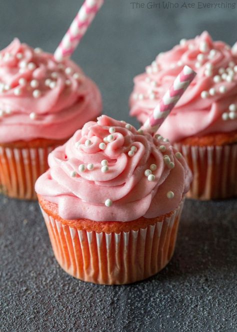 Strawberry Milkshake Cupcakes - bursting with strawberry flavor and so soft! the-girl-who-ate-everything.com Ooey Gooey Butter Cookies, Milkshake Cupcakes, Gooey Butter Cookies, The Girl Who Ate Everything, Dessert Sans Gluten, Strawberry Dessert Recipes, Cake Mini, Strawberry Flavor, 12 Cupcakes