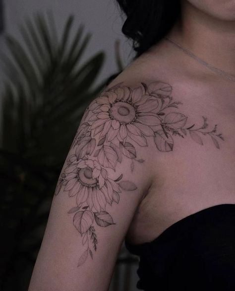 Flower Shoulder Cap Tattoo, Ornamental Shoulder Tattoo, Tattoo Lioness, Shoulder Cap Tattoos For Women, Tattoo Yin Yang, Shoulder Tattoos For Females, Birthmark Tattoo, Top Of Shoulder Tattoo, Cap Tattoo