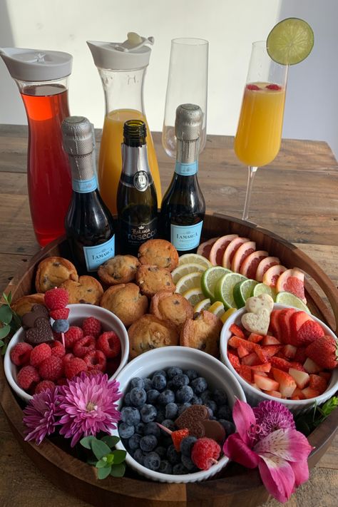 Mimosa Brunch Board - Assorted citrus, fruits, and juice to craft your own DIY mimosa. Paired with mini muffins. Perfect for an at home party or celebration or Galentine's Day brunch idea. Mimosa Breakfast, Breakfast Brunch Party, Brunch Board, Brunch Party Decorations, Valentines Brunch, Mimosa Brunch, Ladies Brunch, Girls Brunch, Boozy Brunch