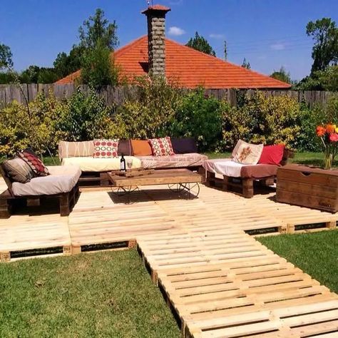 40 Cheap DIY Pallet Deck Ideas To Save Money Diy Pallet Deck, Pallet Patio Decks, Pallet Deck Diy, Pallet Deck, Diy Backyard Patio, Wooden Deck, Pallet Patio, Pallet Outdoor, Diy Deck