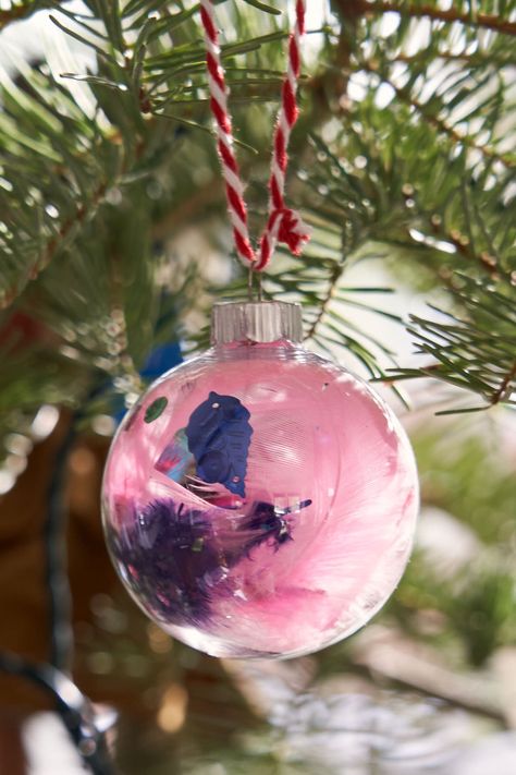 Fun and easy ways to fill clear Christmas ornaments! Get more ideas at www.hometimeactivities.com. Decorate Clear Ornaments Diy Ideas, Decorate Clear Ornaments, Clear Ornaments Diy, Clear Glass Ornament Ideas, Glass Ornament Ideas, Ornaments Diy Ideas, Clear Ornament Ideas, Clear Plastic Ornaments, Clear Christmas Ornaments