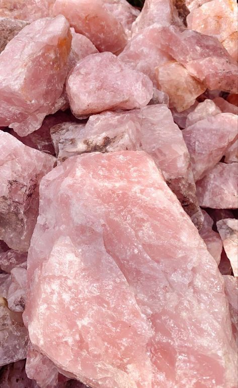 Aesthetic Crystals, Crystal Altar, Crystal Aesthetic, Aesthetic Roses, Cellphone Wallpaper Backgrounds, Pastel Pink Aesthetic, Pink Vibes, Crystal Rose, Rose Quartz Crystal