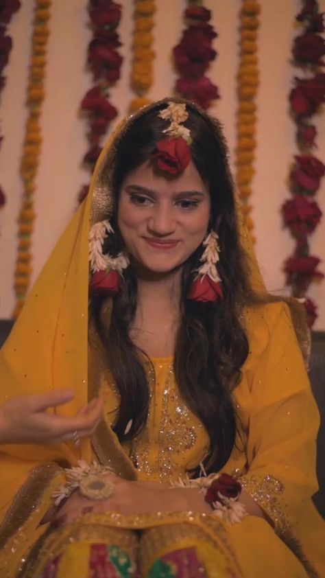 Mehendi Outfits Sisters, Haldi Look For Bride, Haldi Dress For Bride, Haldi Poses For Bride, Mehndi Video, Haldi Dress, Wedding Highlights Video, 4 Sisters, Indian Wedding Gowns