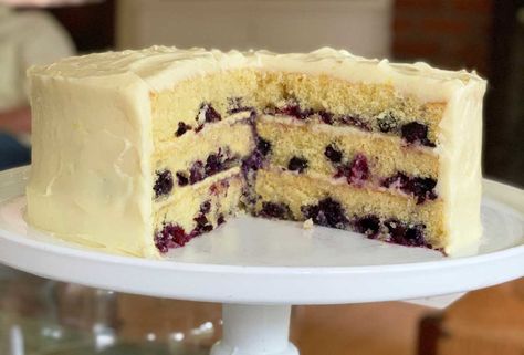 This blueberry lemon layer cake, encapsulated in a lemony cream cheese frosting is the cake you want to make when you really want to impress someone. Lemon Creme Cake, Spring Baking Recipes, Moist Blueberry Cake, Healthy Blueberry Cake, Blueberry Cake Mix, Lemon Layer Cake, Lemon Cream Cake, Lemon Blueberry Cake, Lemon Layer Cakes