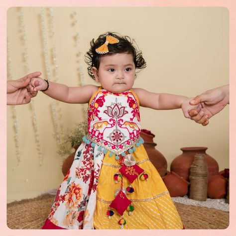 ✨ Red Floral Bandhani Flared Lehenga Choli ✨ Comfort meets style with Halemons! Designed for kids aged 0-10 years, our festive Chaniya Choli outfits are crafted from 100% pure Handloom fabric. Add a touch of festive vibes to your kid’s wardrobe and make this festive season special with Halemons. 🎉👶 #halemons #halemonskids #festiveseason #festive2024 #newcollection #rakhioutfit #rakhi2024 #navratri2024 #rakhicelebration #ethnicwear #festivefashion #indianfestivewear Kids Navratri Outfits, Chaniya Choli For Kids, Baby Lehenga, Flared Lehenga, Handloom Fabric, Red Lehenga, Chaniya Choli, Lehenga Choli, Festive Season