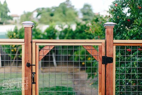 Hog Wire Fence, Redwood Fence, Fence Planning, Front Fence, Fence Styles, Diy Fence, Front Yard Fence, Building A Fence, Building A Chicken Coop