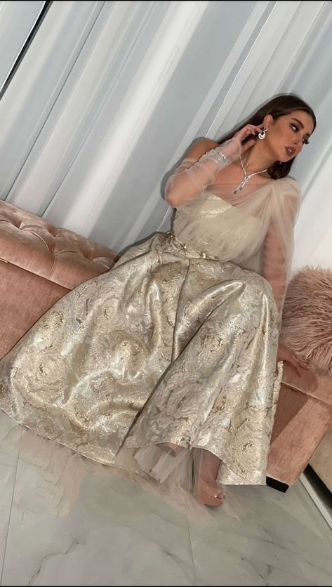 Arabian Style Dress, Arabic Fashion, Elegant Evening Dresses Long, Off Shoulder Bridesmaid Dress, Wedding Gown Accessories, Girls Dresses Sewing, Soiree Dress, Eid Dresses, Dressing Style