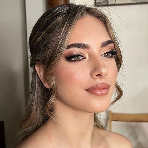 Celebs Are Obsessed With These Natural Makeup Looks Soft Glam Green Eyes, Gold Glowy Makeup, Bronzy Glowy Makeup, Soft Nude Makeup, Debs Makeup, Glossy Makeup Look, Haldi Makeup, Bronzy Makeup, Glowy Summer Makeup