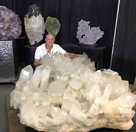 Wowzers...Some Drool Worthy Crystal Eye Candy for today! This huge Quartz Cluster was discovered in Arkansas and is just breathtaking! Mega Crystal Healing going on in this room.  Photo: crystal-world Allura Vysoren, Giant Crystal, Crystal Aesthetic, Crystal Cave, Rock Minerals, Pretty Rocks, Crystal Eye, Beautiful Rocks, Mineral Stone