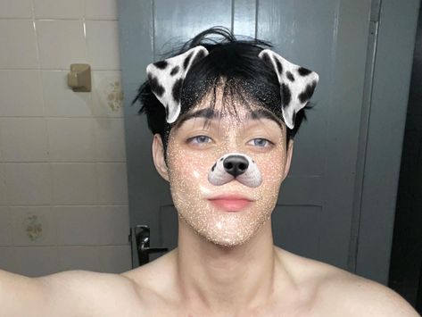 Black hair 
White guy
Blue eyes
Strong 
Handsome 
Boys
Boy
Cute
Pretty 
Olhos azuis 
Cabelo preto 
Garoto bonito
Fofo
Boca
Filtro Filter Cute, Muka Lelaki, Guy Pics, Black Hair Boy, Cute Guy, Dog Filter, Cute Guy Pics, Racun Shopee, Boy Face