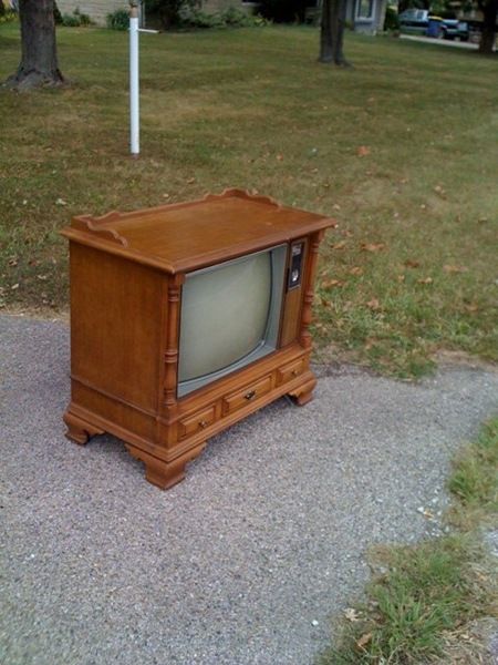 vintage television turned console table - old tv sitting in basement may have just found its new found use! Console Tv Repurpose, Vintage Tv Upcycle, Old Tv Makeover, Hiding Game Consoles Living Rooms, Old Tv Cabinet Makeover, Repurposed Tv Cabinet, Old Tv Consoles, Table Apartment, Tv Consoles