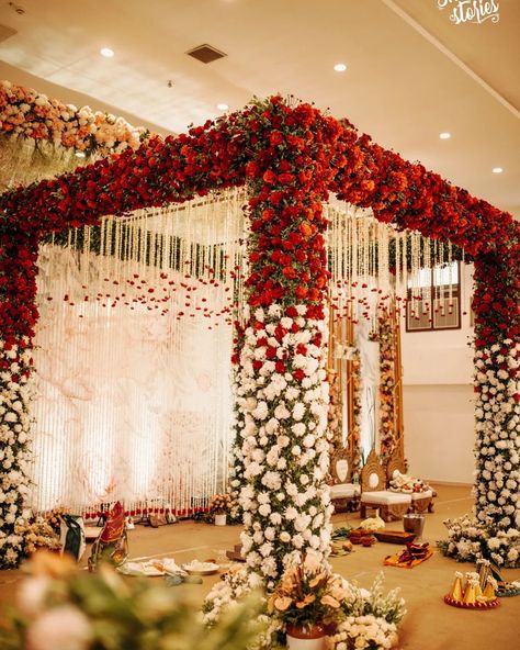 South Indian Vidhi Mandap, Reception Hall Decorations Indian, Mandap Ideas Indoor, Gazebo Mandap Decor, Simple Marriage Decoration, Vidhi Decoration, Marriage Hall Decoration Indian Simple, Phere Mandap Decoration, Indoor Mandap Decor Indian