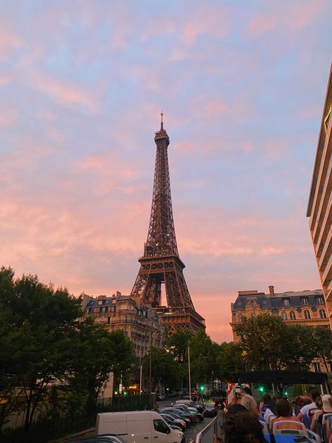 France Aesthetic Eiffel Tower, Eiffel Tower At Sunset, Astetic Summer Photos, Paris Iffle Tower Aesthetic, Paris Aesthetic Sunset, France Aesthetic Pictures, Paris Athstetic, Paris In Summer Aesthetic, Spring In Paris Aesthetic