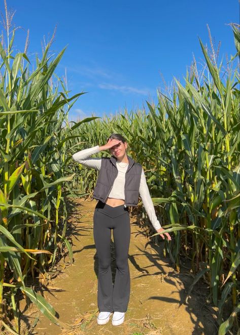 Fall Ig Pictures Ideas, Corn Maze Poses, Corn Maze Instagram Pictures, Cute Corn Maze Outfits, Fall Festival Pictures, Haunted Corn Maze Outfit, Fall Poses For Instagram Standing, Fall Inspo Instagram, Pictures In Corn Field