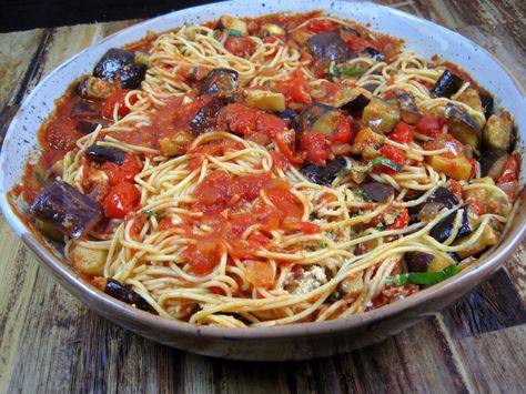 Eggplant Spaghetti, Eggplant And Tomatoes, Eggplant Recipes Healthy, Vegetable Pasta Recipes, Eggplant Pasta, Learning How To Cook, Roasted Eggplant, Roast Eggplant, Vegetable Pasta