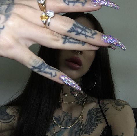 Ragazza Gangsta, Look Kylie Jenner, Bauch Tattoos, Thug Girl, Flipagram Instagram, Gangster Girl, Aesthetic Tattoo, Foto Poses, Girls Nails