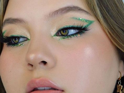 Glitter Eyeliner Looks, Eyeliner Verde, Green Makeup Looks, Makeup Verde, Elf Kostüm, Green Eye Makeup, Maquillage Yeux Cut Crease, Maquillage On Fleek, Concert Makeup