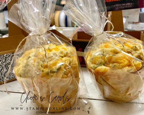 Muffin Gift Packaging, Packaging Muffins For Bake Sale, How To Package Muffins For Gifts, How To Wrap Muffins For Gift, Muffin Packaging Ideas Bake Sale, Muffin Wrapping Ideas, Muffins Packaging Ideas, Muffin Gift Basket, Muffin Packaging Ideas