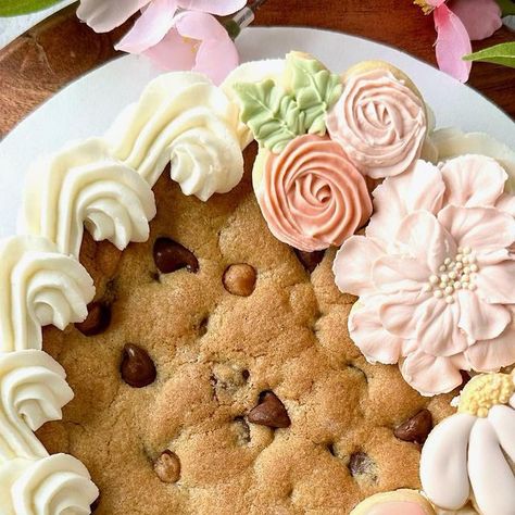 Bunnycakes LLC/Bunny Lyons on Instagram: "Mother’s Day Options are now LIVE on my website! My FAVORITE this year is my new floral mini 6” Chocolate Chip Salted Caramel Cookie, decorated with buttercream icing and adorned in sugar cookie flowers and heart! Supplies are limited, so don’t hesitate to get your orders in by this Sunday, April 30th. Thank you all so much for your continued love & support of my small business. 🌸💐 #mothersdaycookies #floralcookies #cookiecake #cupcakes #cupcakeins Sugar Cookie Flowers, Cookie Flowers, Salted Caramel Cookie, Cookie Platters, Salted Caramel Cookies, Cookie Cakes, Cookies Cake, Buttercream Icing, Flower Cookies