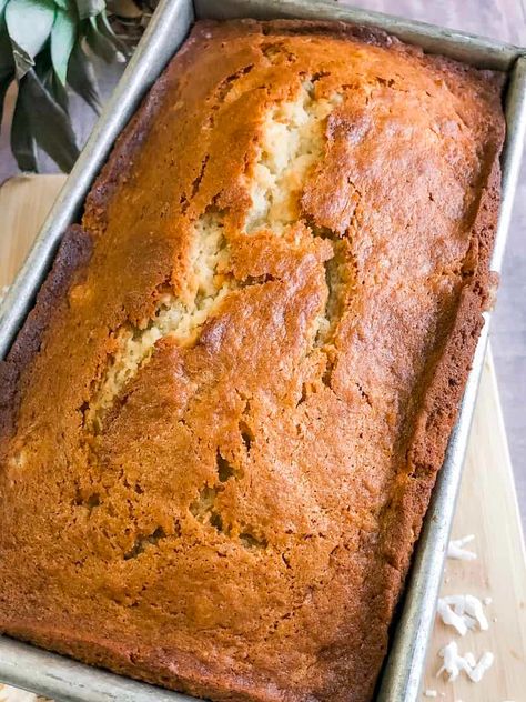 Hawaiian Banana Bread Recipe, Coconut Bread Recipe, Rich Banana Bread, Hawaiian Banana Bread, Roti Pisang, Coconut Banana Bread, Pineapple Bread, Banana Bread Ingredients, Coconut Bread