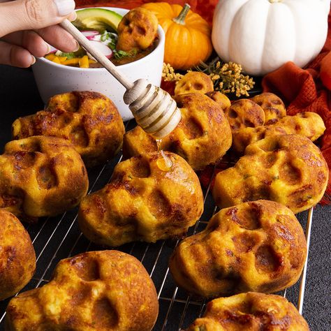 Skull Cornbread, Stuffed Skull Recipes, Pizza Skulls, Favorite Chili Recipe, Skull Cake, Halloween 23, Spooky Food, Halloween Dinner, Nordic Ware