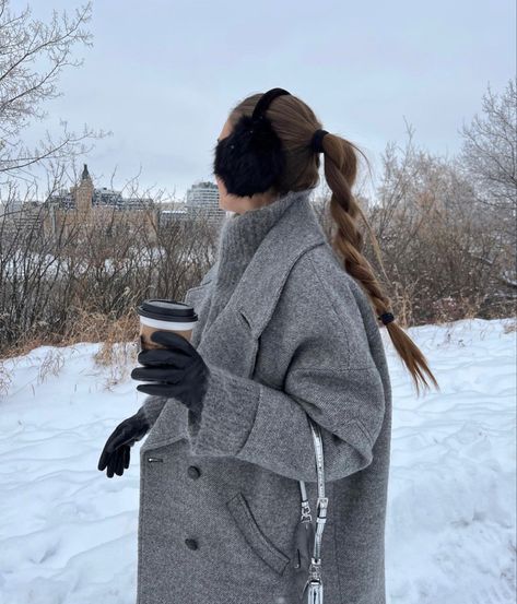 Winter Photo Inspiration, Snow Fashion Outfits, Outfits For The Snow, Cold Winter Outfits Snow, Snow Winter Outfits, Earmuffs Outfit, Winter Photo Ideas, Cold Winter Outfits, Nyc Winter Outfits