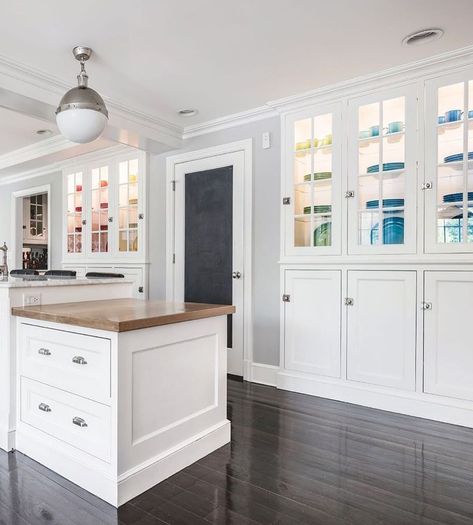 First things first when stocking a new kitchen: A color-blocked wall of Le Creuset. 📸 from Instagram: @design_nj and @deanluis, design by @shelley.cekirge Le Creuset Display, Cookware Display, Color Block Wall, French Style Kitchen, Le Creuset Kitchen, Le Creuset Colors, Kitchen Display, First Things First, Pots Pans