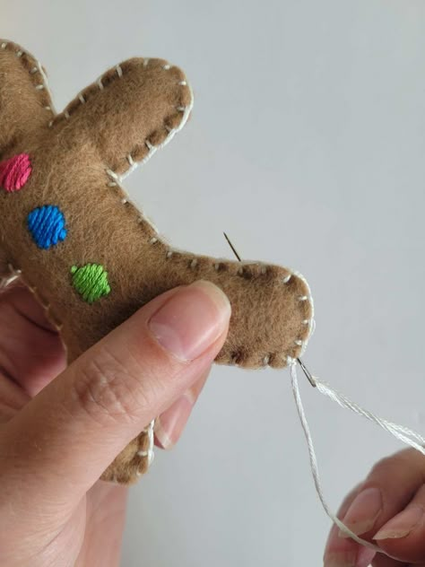 Diy Gingerbread Man Ornaments, Diy Felt Gingerbread Man, Gingerbread Man Felt Ornament, Felt Embroidery Christmas, Diy Gingerbread Ornaments, Gingerbread Men Ideas, Xmas Decor Diy, Gingerbread Man Template, Felt Gingerbread Man