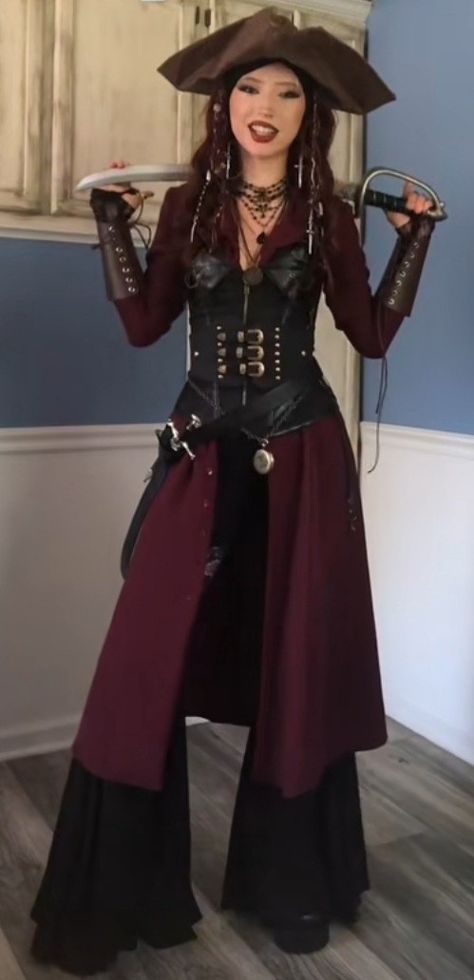 Pirate Queen Outfit, Diy Female Pirate Costume, Goth Pirate Outfit, Pirate Clothes Female, Pirate Cosplay Female, Pirate Captain Outfit, Pirate Costume Aesthetic, Captain Hook Cosplay, Goth Pirate