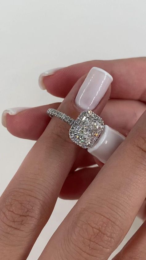 Halo Radiant Engagement Ring, Radiant Halo Engagement Ring, Bougie On A Budget, Radiant Diamond Ring, Radiant Engagement Ring, خواتم خطوبة, Radiant Engagement, Big Wedding Rings, Dream Wedding Ring