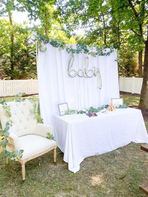 I recently hosted the dreamiest baby shower for a friend of mine, Andjela! It took weeks of planning and a few hand built pieces of furniture, but it turned out so pretty! Sharing the details on the blog! Baby Shower At Park Ideas, Baby Shower At A Park, Backyard Baby Shower Ideas Boys, Baby Shower In The Park, Baby Shower Seating For Mom, Baby Shower Park Decorations, Outdoor Babyshowers, Baby Shower Park Ideas, Baby Shower At Park