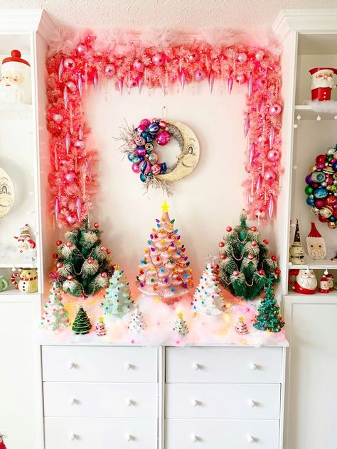 Tacky Christmas Decor, Kitschy Christmas Decor, Mod Christmas Decor, Vintage Colorful Christmas, Colorful Christmas Decor, Christmas Kitsch, Kitschy Christmas, Kitsch Christmas, Merry Bright Christmas