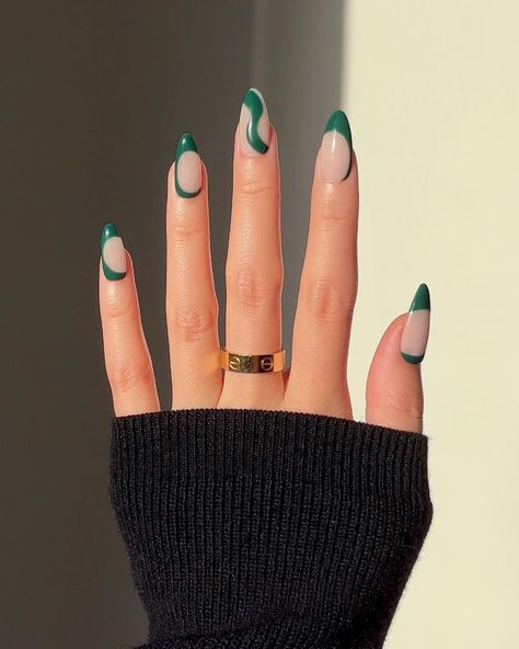 Posted by Zoe Scott. . As the leaves fall and winter whispers, it's not just your wardrobe that deserves a seasonal switch-up—your nails are calling for it too! In this arti... Check more at https://alexie.co/beauty/best-dark-green-nail-designs-to-try-today/ Tiktok Nails, Green Inspo, Emerald Nails, Dark Green Nails, Green Nail Art, Green Nail Designs, Cute Nails For Fall, Green Nail Polish, Green Nail