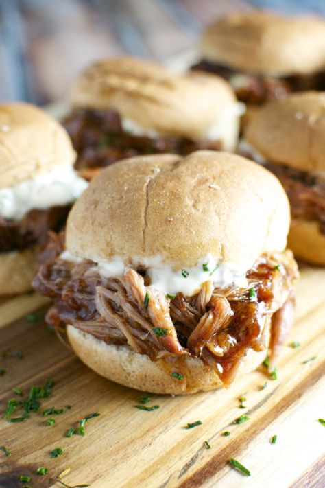 Fluffy Bun, Bacon Bbq Sauce, Easy Slider Recipes, Pulled Pork Sliders, Pork Sandwiches, Pork Sliders, Bbq Bacon, Barbecue Pork, Garlic Aioli