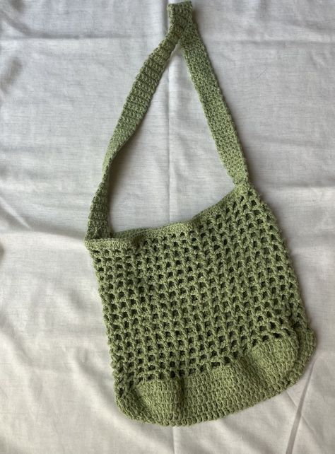 easy crochet, crochet, crochet inspo, green bag, outfits, farmer's market aesthetic, market bag, diy market bag, simple crochet, cotton bag, cotton yarn, easy to make crochet bag Market Bag Outfit, Crochet Market Bag Aesthetic, Grocery Bag Crochet, Green Crochet Aesthetic, Green Tote Bag Outfit, Crochet Farmers Market Bag, Green Crochet Tote Bag, Green Crochet Bag, Crochet Bag Aesthetic