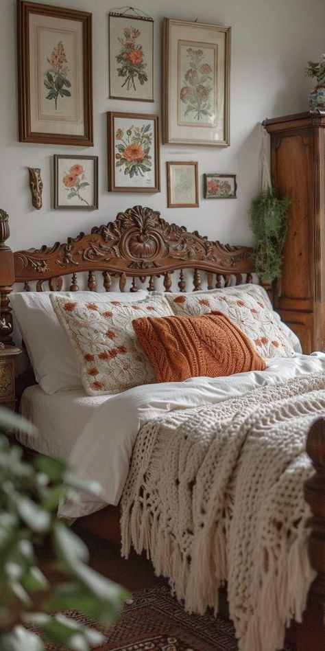 Unique Boho Home Decor, Cottage Bedside Table Ideas, German Decor Interior Design, Grandma Cottage Bedroom, Cottagecore Aesthetic Bedroom Decor, Vintage Wall Decoration, Antique Boho Bedroom, Old Farmhouse Bedroom Ideas, Simple Vintage Bedroom